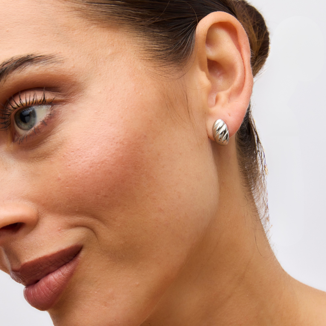 Mini Croissant Stud Silver - detail 1