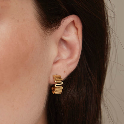 Leigh Wavy Hoops (Gold)